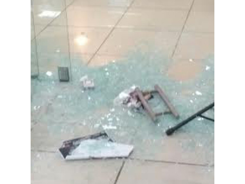 Очманілі відвідувачі винесли двері магазину після 