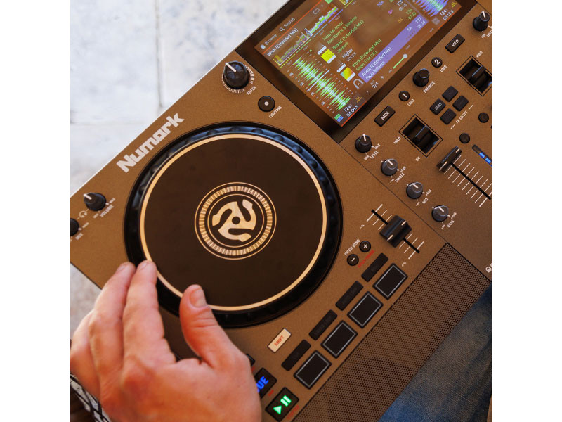 New! DJ controller with built-in rechargeable battery Numark Mixstream Pro Go