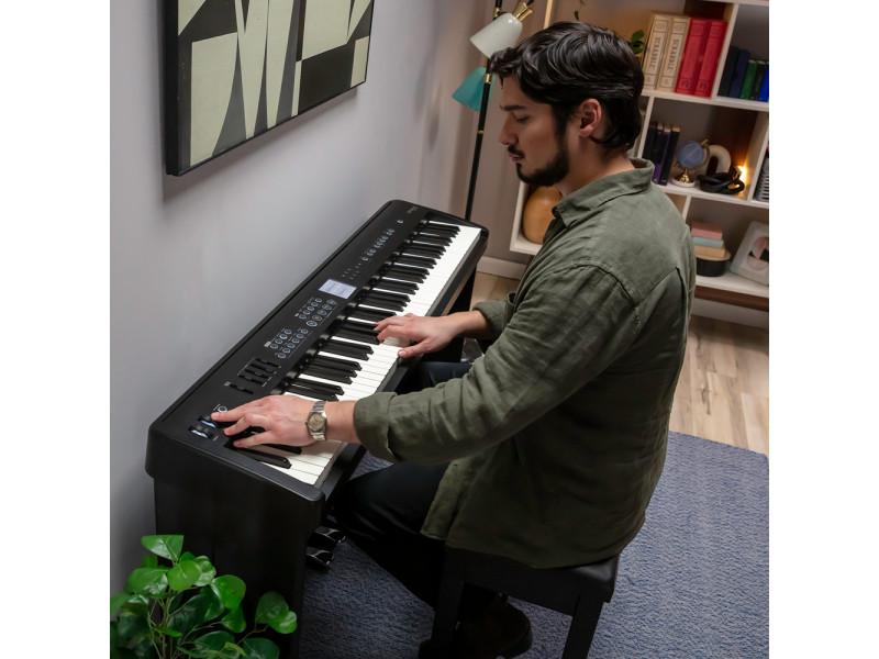 Впервые в МУЗЫКАНТ.укр: современное портативное пианино Roland FP-E50