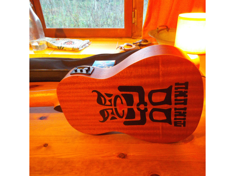Electro-acoustic guitarle Lag TIKI UKU TKT150E
