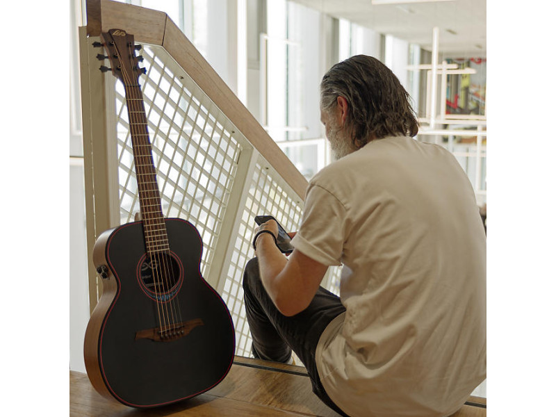 BlueWave от Lâg. Новая серия смарт-гитар уже в Украине