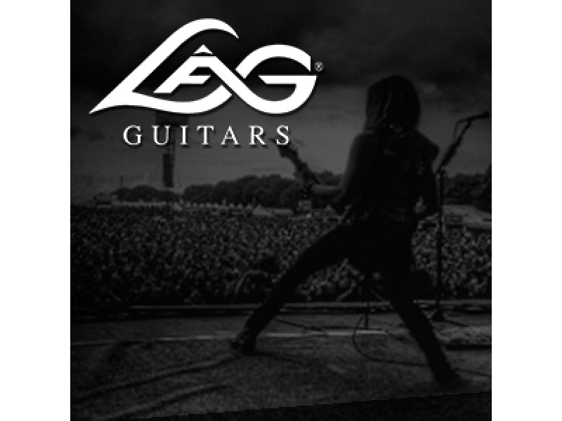 Гитарист не выпустит её из рук!